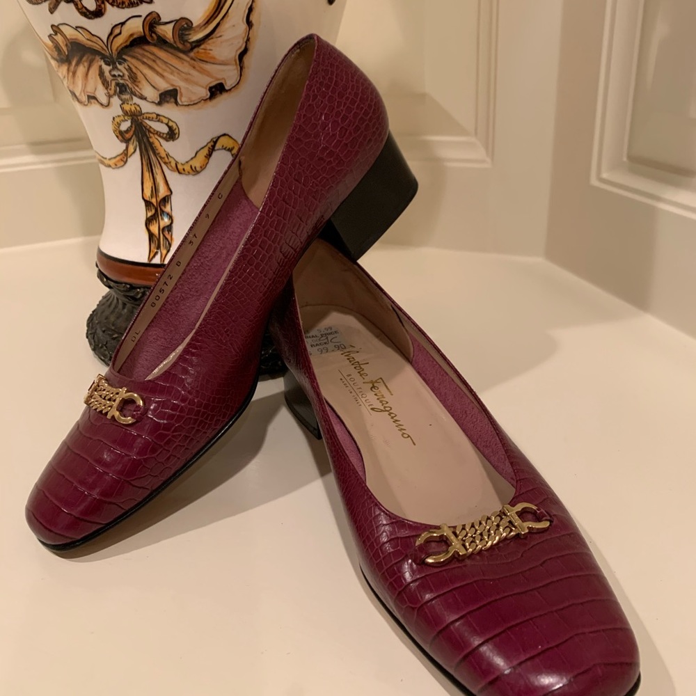Ferragamo Purple Croc embossed leather pumps 9C